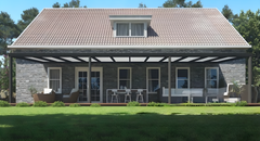 Moderne terrasoverkapping in antraciet RAL 7016 van 11.0 x 2.0 meter met opaal polycarbonaat