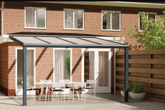 Moderne terrasoverkapping in antraciet RAL 7016 van 4.0 x 2.0 meter met opaal polycarbonaat