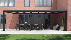 Moderne terrasoverkapping in antraciet RAL 7016 van 7.0 x 2.0 meter met helder glazen dak