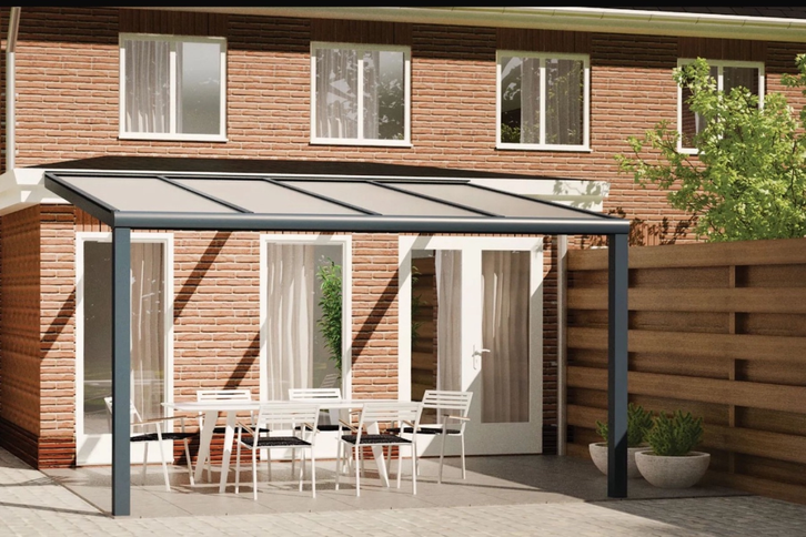 Moderne terrasoverkapping in antraciet RAL 7016 van 4.0 x 2.0 meter met helder polycarbonaat