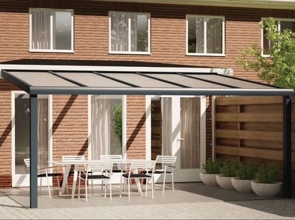Moderne terrasoverkapping in antraciet RAL 7016 van 5.0 x 2.5 meter met opaal polycarbonaat