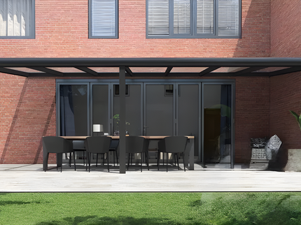 Moderne terrasoverkapping in antraciet RAL 7016 van 7.0 x 2.0 meter met helder glazen dak